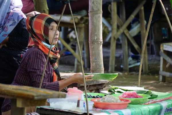 Άνθρωποι Αγοράζουν Φαγητό Στο Pasar Ndeso Sor Preng Mojo Pasar — Φωτογραφία Αρχείου