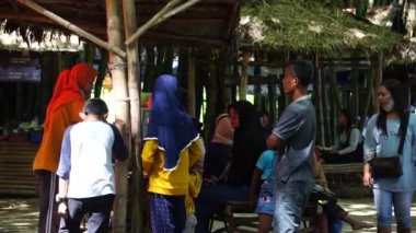 İnsanlar Pasar ndeso Sor Preng Mojo 'dan yiyecek alıyor. Pasar ndeso, geleneksel Endonezya yemekleri ve yiyecek satan geleneksel bir pazar anlamına geliyor.