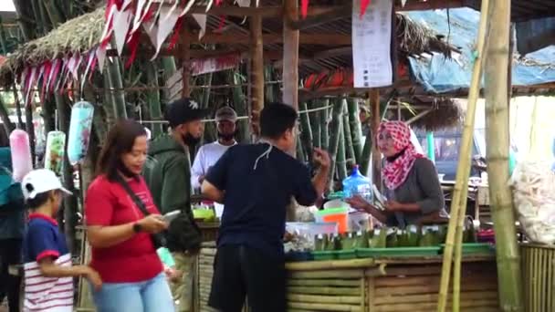 人々はPasar NdesoまたはPreng Mojoで食べ物を購入します パサール ンデソ Pasar Ndeso インドネシアの伝統的な軽食や食べ物を販売する伝統的な市場です — ストック動画