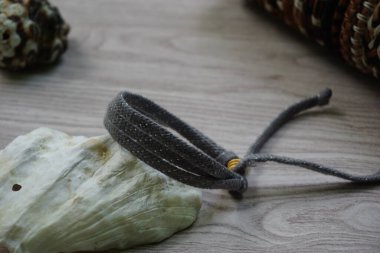 El yapımı ipten yapılmış etnik bir bilezik. Bir çeşit bilezik.