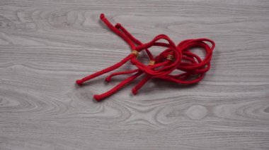 El yapımı ipten yapılmış etnik bir bilezik. Bir çeşit bilezik.