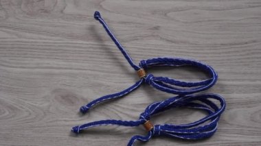 El yapımı ipten yapılmış etnik bir bilezik. Bir çeşit bilezik.