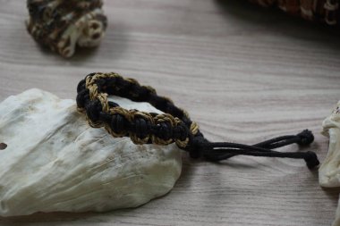 El yapımı ipten yapılmış etnik bir bilezik. Bir çeşit bilezik.