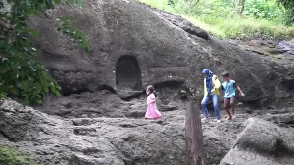 セロマンレン洞窟 Selomangleng Cave Selomangleng インドネシアの東ジャワ州ケディリ Kediri に位置するケディリ王室の洞窟である この洞窟はキリスキ女神の瞑想の場所です — ストック動画