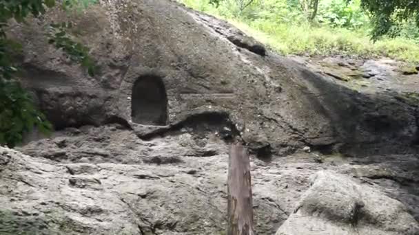 セロマンレン洞窟 Selomangleng Cave Selomangleng インドネシアの東ジャワ州ケディリ Kediri に位置するケディリ王室の洞窟である この洞窟はキリスキ女神の瞑想の場所です — ストック動画