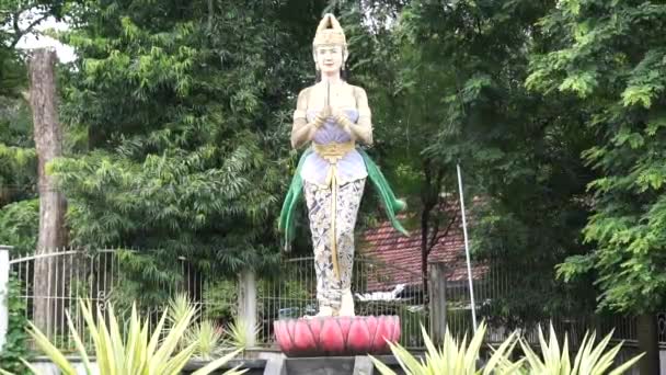西罗曼容洞上的奇丽 苏西女神塑像 Kili Suci是爪哇女神之一 — 图库视频影像