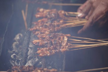 Sate (Endonezya şişi) doğal bir geçmişe sahiptir. Sate, fıstık sosuyla servis edilen geleneksel Endonezya yemeklerinden biridir.