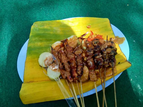 具有自然背景的Sate 印裔斜体 配餐是印尼的传统食品之一 配以花生酱 — 图库照片