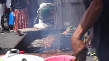 Sate (Endonezya şişi) doğal bir geçmişe sahiptir. Sate, fıstık sosuyla servis edilen geleneksel Endonezya yemeklerinden biridir.