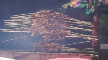 Sate (Endonezya şişi) doğal bir geçmişe sahiptir. Sate, fıstık sosuyla servis edilen geleneksel Endonezya yemeklerinden biridir.