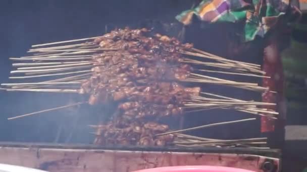 Sate Endonezya Şişi Doğal Bir Geçmişe Sahiptir Sate Fıstık Sosuyla — Stok video