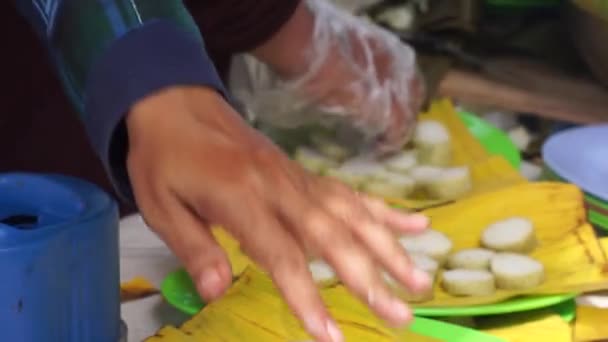 Mensen Bereiden Rijstcake Indonesisch Noemen Het Lontong Lontong Meestal Bedekt — Stockvideo