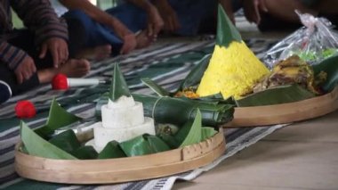 Nasi tumpeng (koni şekilli pirinç) adı verilen Endonezya Şükran Günü menüsü. Nasi Tumpeng genellikle doğum günü partisinde, mezuniyette ya da şükran gününde yer.