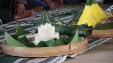 Nasi tumpeng (koni şekilli pirinç) adı verilen Endonezya Şükran Günü menüsü. Nasi Tumpeng genellikle doğum günü partisinde, mezuniyette ya da şükran gününde yer.