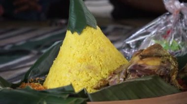 Nasi tumpeng (koni şekilli pirinç) adı verilen Endonezya Şükran Günü menüsü. Nasi Tumpeng genellikle doğum günü partisinde, mezuniyette ya da şükran gününde yer.