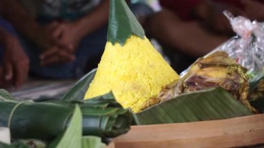 Nasi tumpeng (koni şekilli pirinç) adı verilen Endonezya Şükran Günü menüsü. Nasi Tumpeng genellikle doğum günü partisinde, mezuniyette ya da şükran gününde yer.