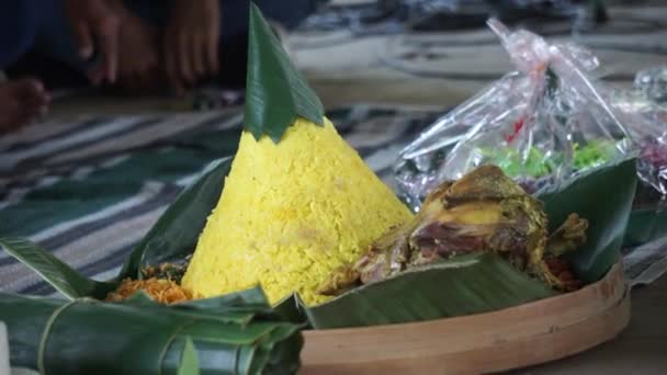 Indonesisches Dankmenü Das Nasi Tumpeng Reis Mit Kegelform Genannt Wurde — Stockvideo