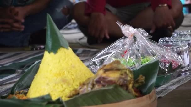 Indonesisches Dankmenü Das Nasi Tumpeng Reis Mit Kegelform Genannt Wurde — Stockvideo