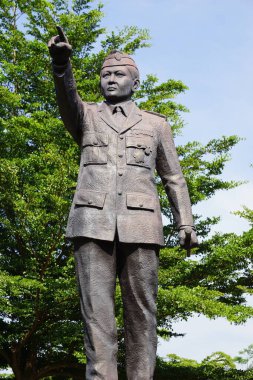 DR Moestopo 'nun Ngadiluwih, Kediri' deki anıtı. Kendisi Doğu Cava, Kediri 'li Endonezyalı bir kahramandır. Tümgeneral Profesör Moestopo Endonezyalı bir dişçi, özgürlük savaşçısı ve eğitimciydi.