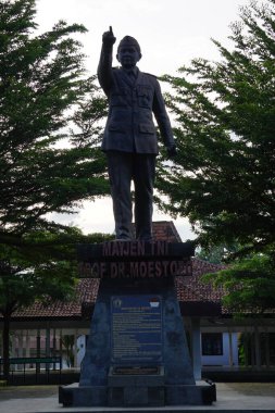 DR Moestopo 'nun Ngadiluwih, Kediri' deki anıtı. Kendisi Doğu Cava, Kediri 'li Endonezyalı bir kahramandır. Tümgeneral Profesör Moestopo Endonezyalı bir dişçi, özgürlük savaşçısı ve eğitimciydi.