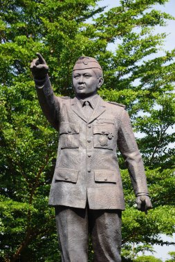 DR Moestopo 'nun Ngadiluwih, Kediri' deki anıtı. Kendisi Doğu Cava, Kediri 'li Endonezyalı bir kahramandır. Tümgeneral Profesör Moestopo Endonezyalı bir dişçi, özgürlük savaşçısı ve eğitimciydi.