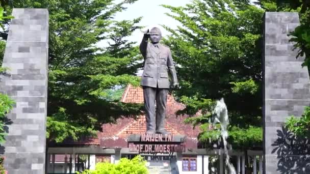 Monument Moestopo Ngadiluwih Kediri 東ジャワ州ケディリ出身のインドネシア人ヒーローの一人 モビポ少将はインドネシアの歯科医 自由の戦士 教育者でした — ストック動画