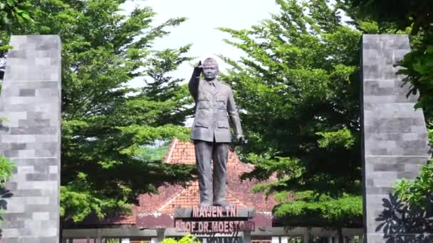 Pomnik Moestopo Ngadiluwih Kediri Jest Jednym Indonezyjskich Bohaterów Kediri East — Wideo stockowe