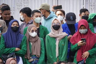 Kediri, Doğu Cava, Endonezya - 18 Nisan 2022: Endonezyalı öğrenciler artan benzin ve pişirme yağı kıtlığı hakkında gösteri yaptılar