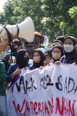 Kediri, Doğu Cava, Endonezya - 18 Nisan 2022: Endonezyalı öğrenciler artan benzin ve pişirme yağı kıtlığı hakkında gösteri yaptılar