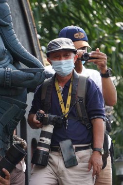 Kediri, Doğu Cava, Endonezya - 18 Nisan 2022: Endonezyalı öğrenciler artan benzin ve pişirme yağı kıtlığı hakkında gösteri yaptılar