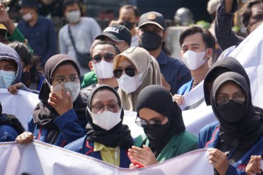 Kediri, Doğu Cava, Endonezya - 18 Nisan 2022: Endonezyalı öğrenciler artan benzin ve pişirme yağı kıtlığı hakkında gösteri yaptılar