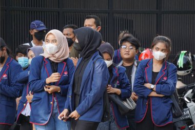 Kediri, Doğu Cava, Endonezya - 18 Nisan 2022: Endonezyalı öğrenciler artan benzin ve pişirme yağı kıtlığı hakkında gösteri yaptılar