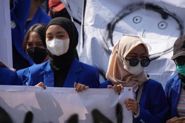 Kediri, Doğu Cava, Endonezya - 18 Nisan 2022: Endonezyalı öğrenciler artan benzin ve pişirme yağı kıtlığı hakkında gösteri yaptılar