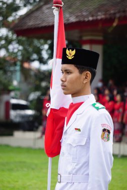 Paskibraka (Endonezya bayrağı taşıyıcısı) grebeg pancasila sırasında ulusal bayrak