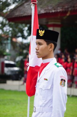 Paskibraka (Endonezya bayrağı taşıyıcısı) grebeg pancasila sırasında ulusal bayrak