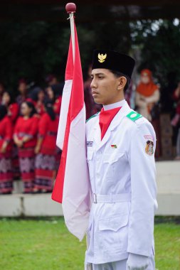 Paskibraka (Endonezya bayrağı taşıyıcısı) grebeg pancasila sırasında ulusal bayrak