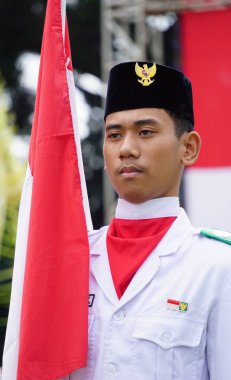 Paskibraka (Endonezya bayrağı taşıyıcısı) grebeg pancasila sırasında ulusal bayrak