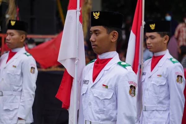 Paskibraka Izamiento Bandera Indonesia Con Bandera Nacional Durante Pancasila Grebeg —  Fotos de Stock