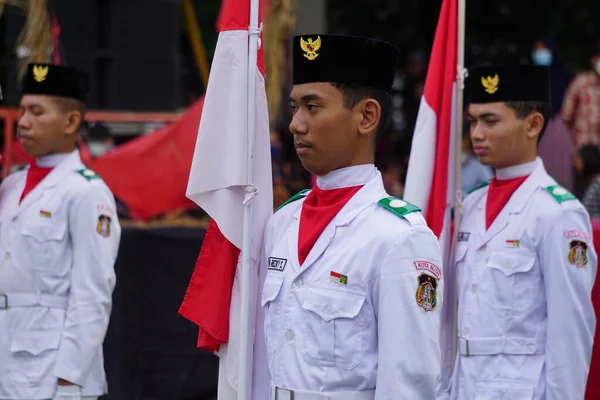 Paskibraka Izamiento Bandera Indonesia Con Bandera Nacional Durante Pancasila Grebeg —  Fotos de Stock