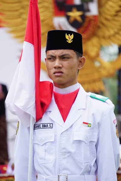 Paskibraka Izamiento Bandera Indonesia Con Bandera Nacional Durante Pancasila Grebeg — Foto de Stock
