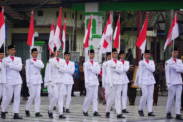 Paskibraka Izamiento Bandera Indonesia Con Bandera Nacional Durante Pancasila Grebeg —  Fotos de Stock