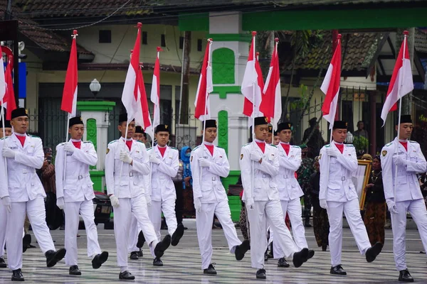 Paskibraka Indonezyjska Flaga Podnosząca Flagą Narodową Podczas Pancasila Grebeg — Zdjęcie stockowe