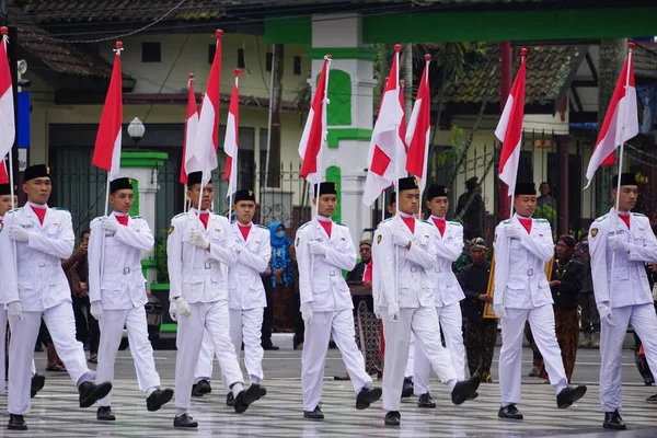 Paskibraka Индонезийский Флагман Национальным Флагом Время Grebeg Pancasila — стоковое фото