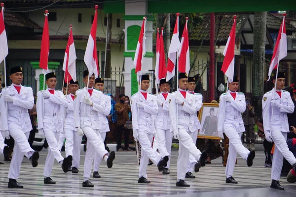 Paskibraka Indonesischer Fahnenschwenker Mit Nationalflagge Während Grebeg Pancasila — Stockfoto