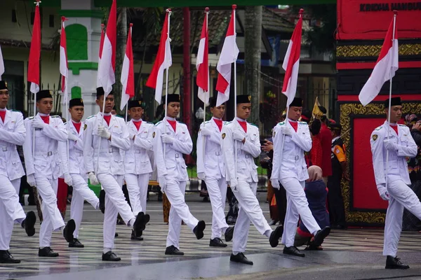 Paskibraka Izamiento Bandera Indonesia Con Bandera Nacional Durante Pancasila Grebeg —  Fotos de Stock