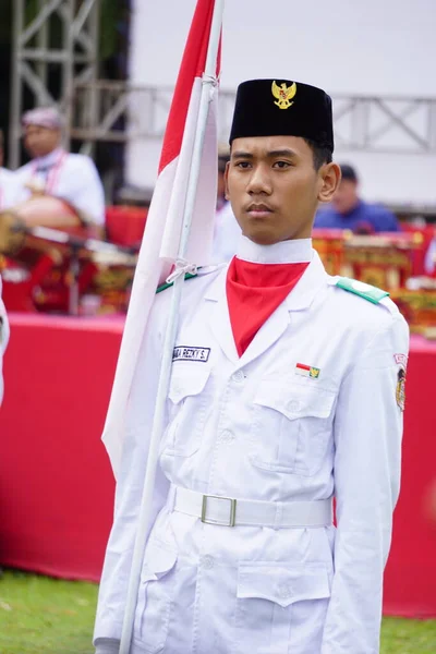 Paskibraka Bendera Indonesia Dengan Bendera Nasional Selama Grebeg Pancasila — Stok Foto