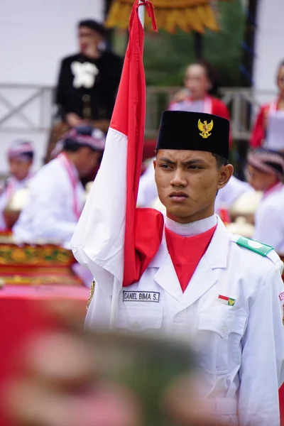 Paskibraka Izamiento Bandera Indonesia Con Bandera Nacional Durante Pancasila Grebeg —  Fotos de Stock
