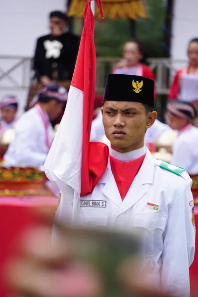 Paskibraka Bendera Indonesia Dengan Bendera Nasional Selama Grebeg Pancasila — Stok Foto