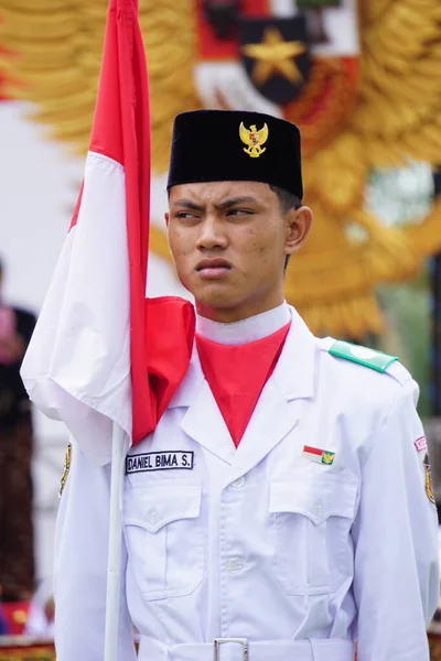 Paskibraka Indonesian Lipunkorottaja Jolla Kansallinen Lippu Grebeg Pancasila Aikana — kuvapankkivalokuva