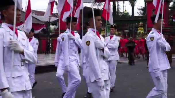 Paskibraka Izamiento Bandera Indonesia Con Bandera Nacional Durante Pancasila Grebeg — Vídeo de stock